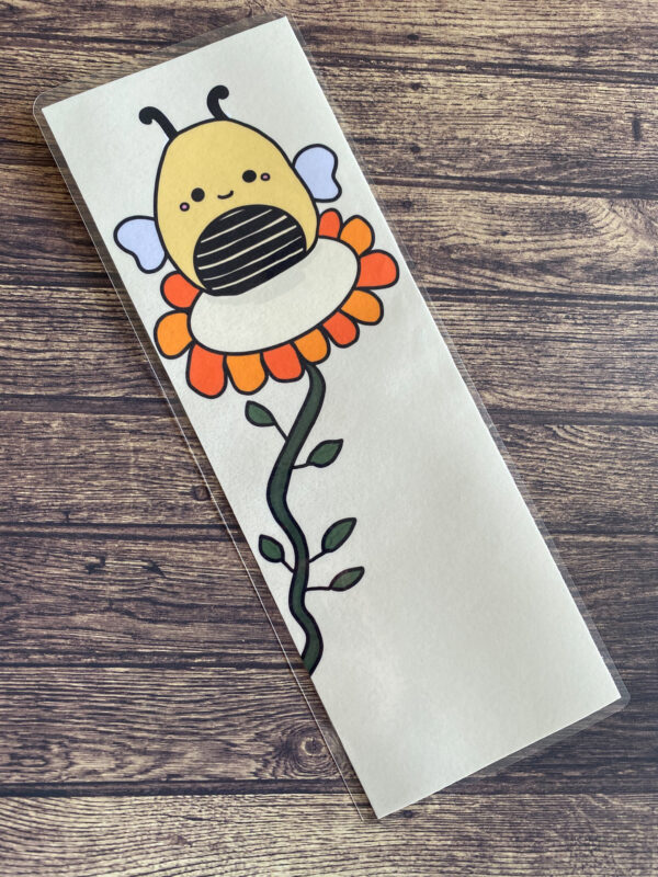 Marque page dessin abeille toute mignonne sur une fleur